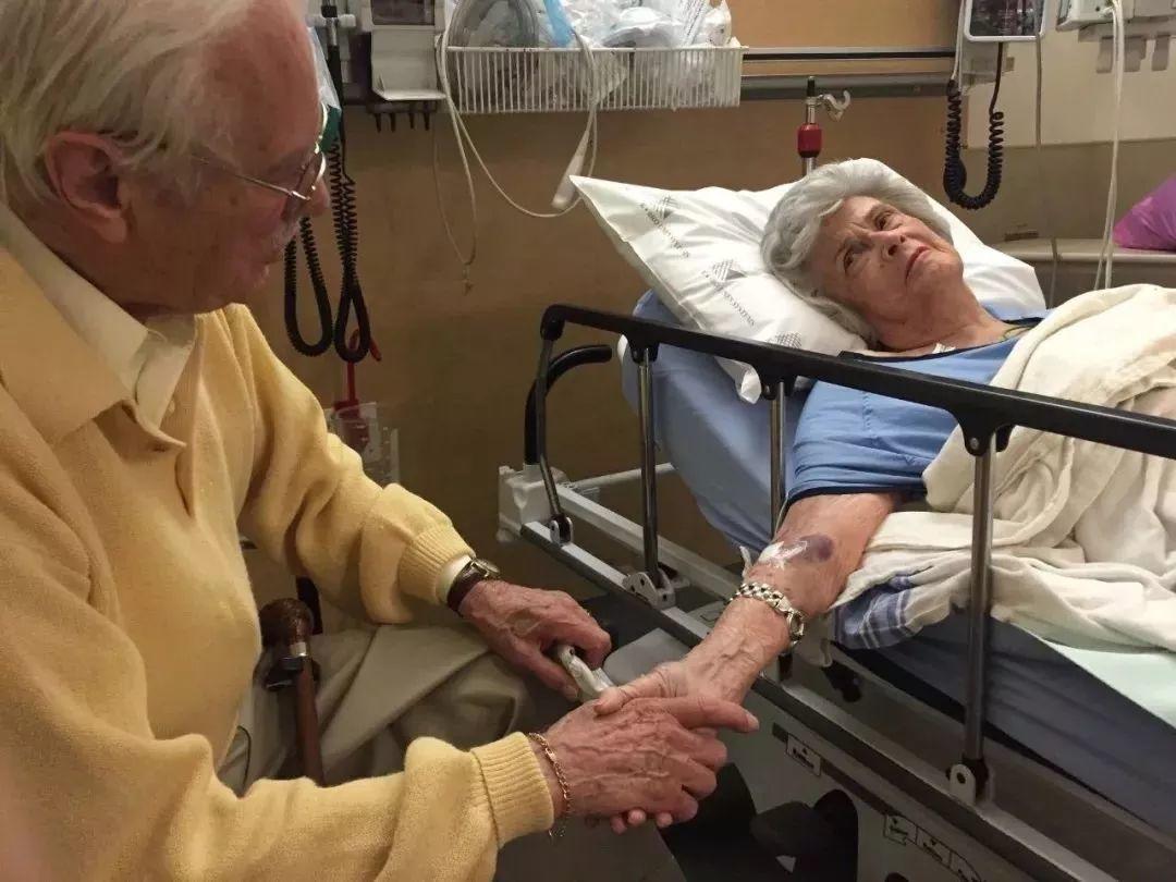 相识6天闪婚,相守73年,临终选择震惊世人:世间最美好的爱情都写在这对老夫妻的脸上!