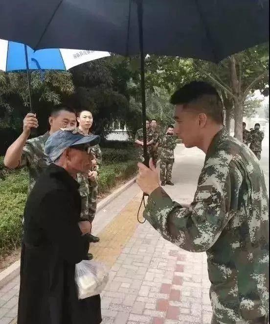 何炅藏在家里的药,戳痛了1000万人的心:有人在偷偷爱着你