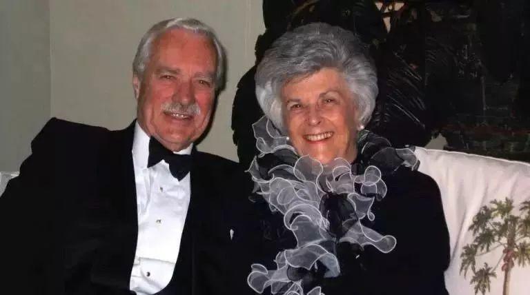 相识6天闪婚,相守73年,临终选择震惊世人:世间最美好的爱情都写在这对老夫妻的脸上!